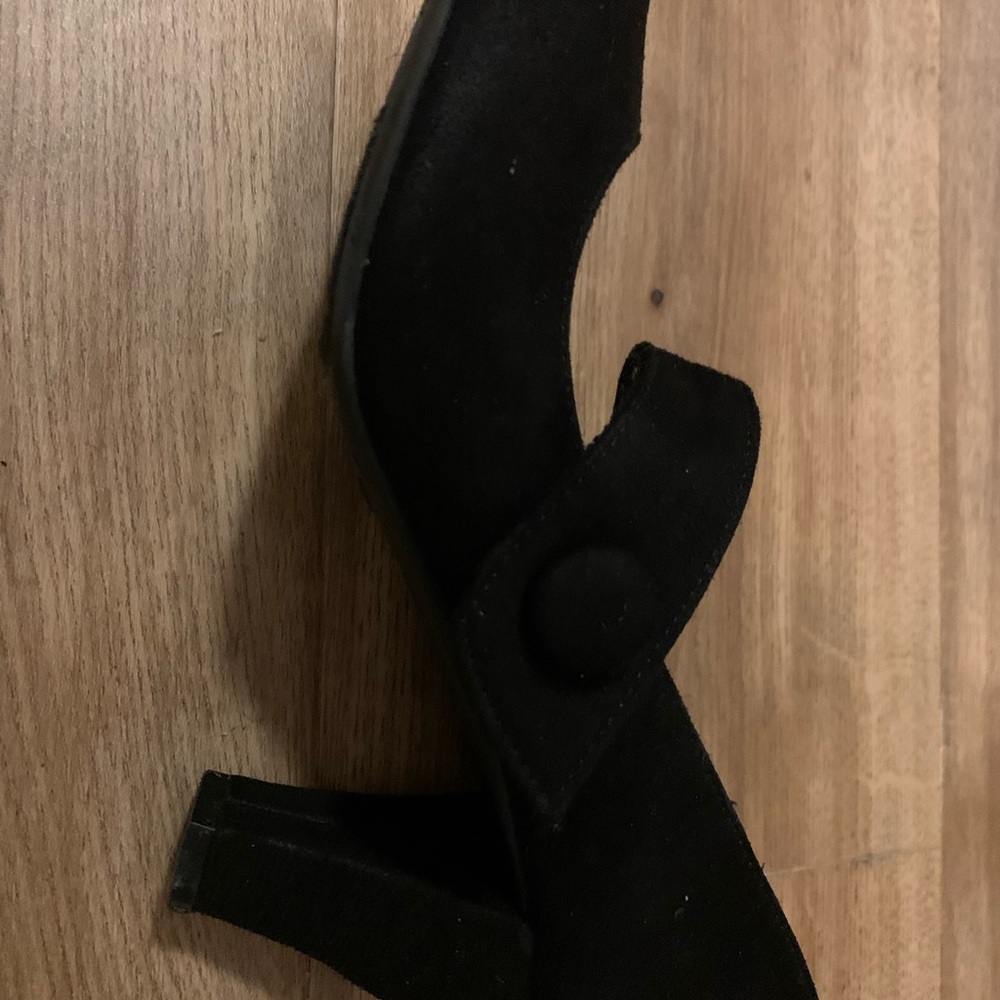 Black pumps